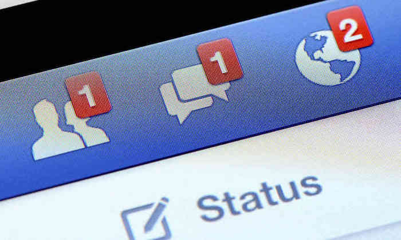 Foto von Facebook Oberfläche mit Status, Messenger und Freundschaftsanfrage